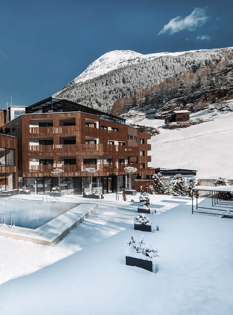Alpines Apartmentresort mit Pool im Winter