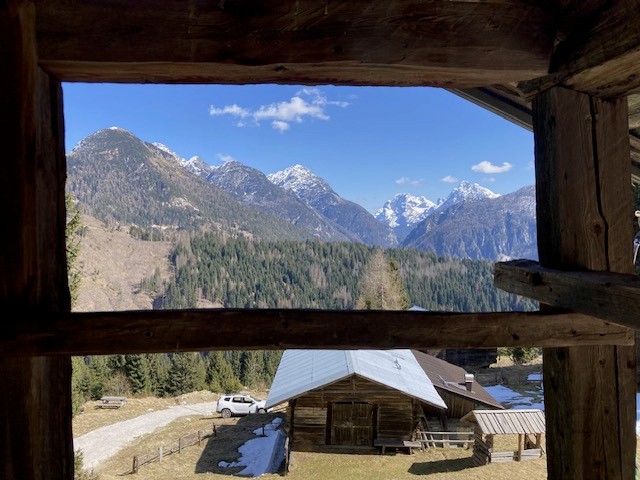 Rustikales Chalet mit Steinsockel