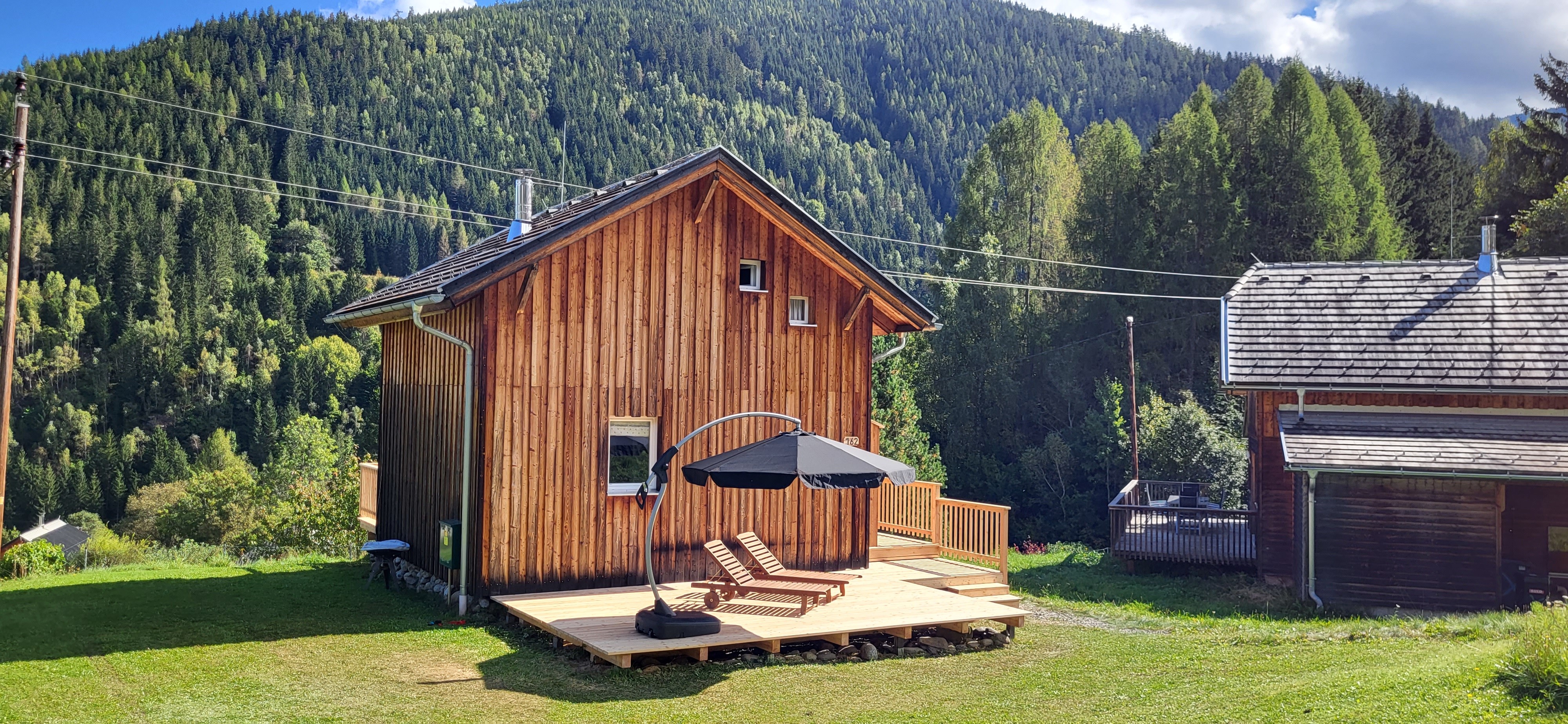 Holzhaus mit großzügiger Sonnenterrasse