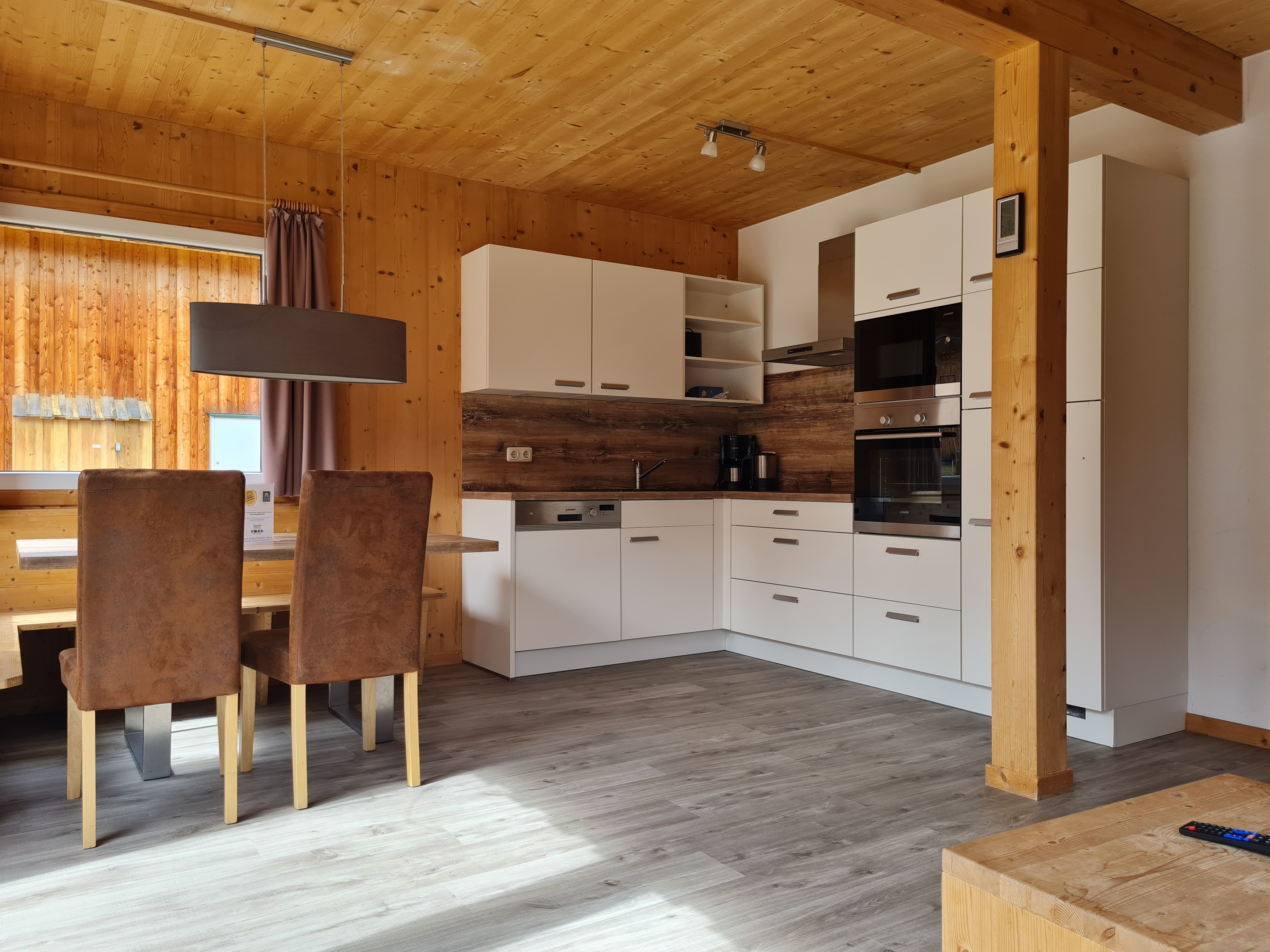 Ferienimmobilie mit Whirlpool und Holzterrasse